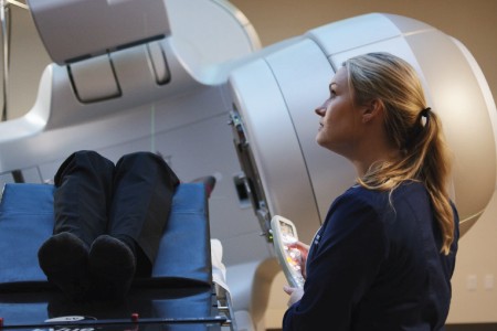 CCI_scan woman using scanner